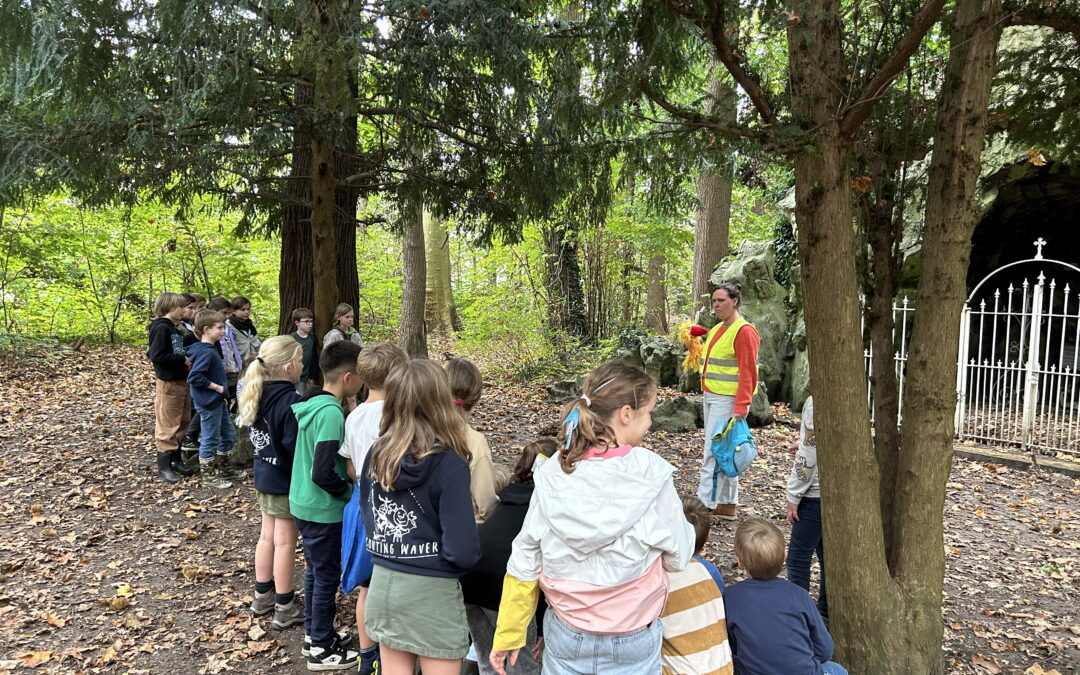 2KA en 4B op kabouterzoektocht in het bos